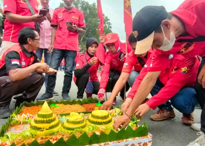 Gubernur Sumsel Herman Deru Bersama Ribuan Buruh pada Aksi Damai Peringatan Hari Buruh di Depan Kantor DPRD Sumsel, Senin 1 Mei 2023