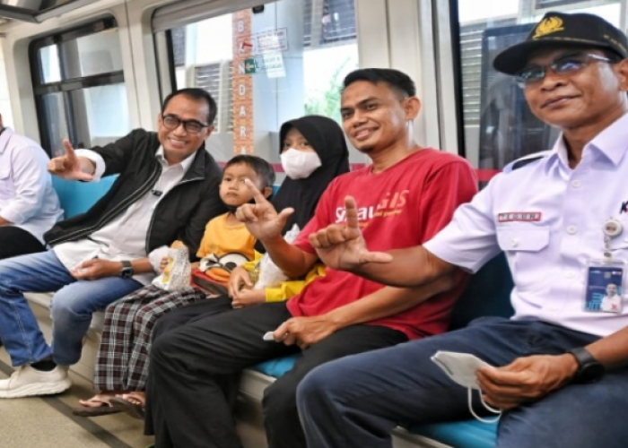 Berkunjung ke Palembang, Menhub Budi Karya Janjikan Tambah Armada Feeder LRT