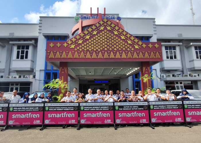Smartfren Beri Bantuan Pembatas Jalan di Palembang
