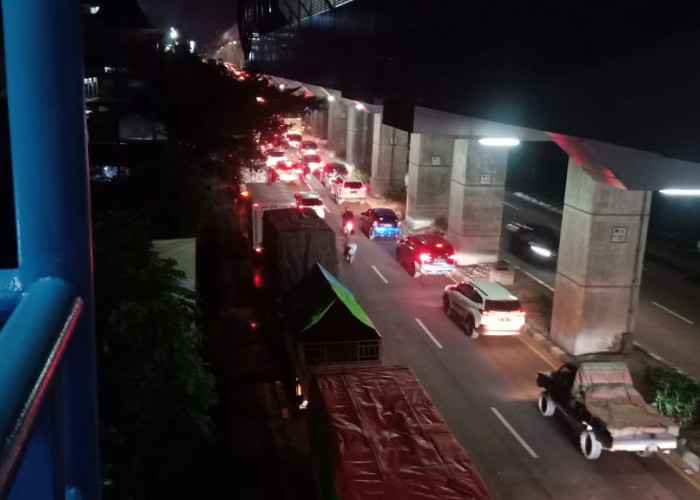    BREAKING NEWS: Antrian Kendaraan di SPBU Punti Kayu Jalan Kol H Barlian Palembang Mengular Hingga 0,5 KM