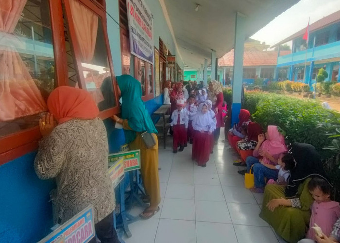 Usai PPDB Emak-emak Kembali Padati SD Negeri 028 Palembang di Hari Pertama Masuk Sekolah