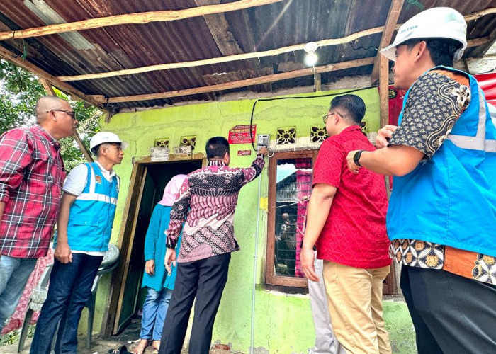 PLN UID S2JB Wujudkan Keadilan Energi, Serahkan Bantuan Pasang Baru Listrik untuk Masyarakat Lubuklinggau