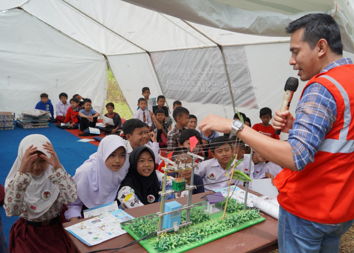 Peduli  dengan Anak-anak Korban   Gempa Cianjur, Pegawai PLN Mengajar di Sekolah Darurat