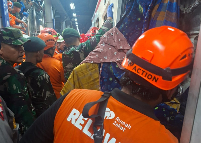 Rumah Zakat Terjunkan Relawan Bantu Evakuasi Korban Kecelakaan KRL di Bekasi Timur