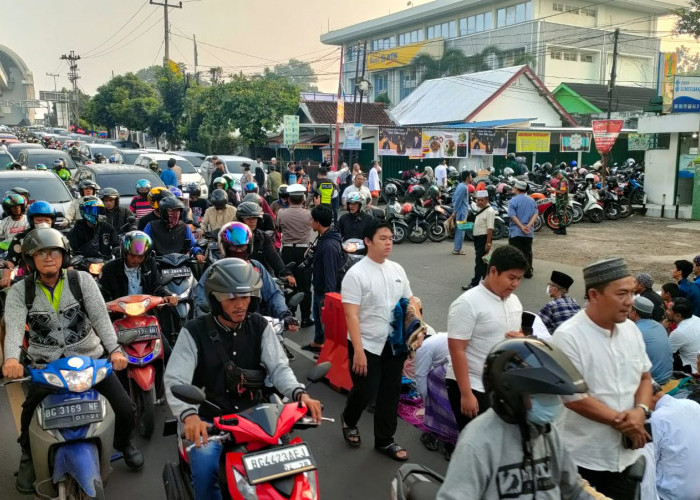 BREAKING NEWS, Macet Panjang dari Km 6 Hingga Simpang Polda, Ada Salat Ied di SD Muhammdiyah 6-14 Palembang