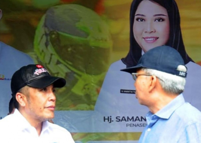 Ketua Forum Silaturahmi Pemuda Sumatera Selatan, Deliar Marzuki (kemeja putih) berbincang dengan Wakil Gubernur Sumsel Mawardi Yahya (kemeja biru) disela-sela Drag Race Drag Bike Gubernur Champion 2023. (Foto: Salamun Sajati/radarpalembang.disway)