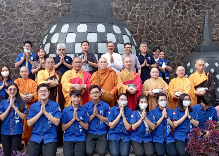 Vihara Dharmakirti Palembang Rayakan Khatina