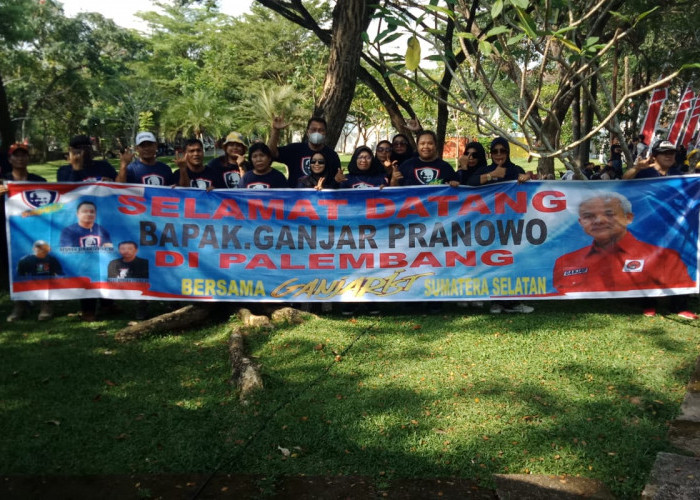Satrel Ganjarist Sumsel Antusias Sambut Kedatangan Ganjar Pranowo di Palembang