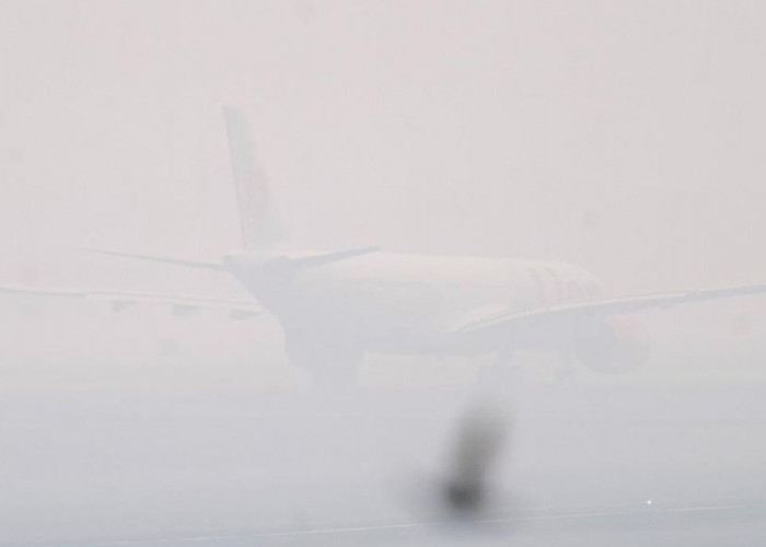 Jaran Pandang Bandara SMB II Terganggu Hanya 400 Meter, 15 Penerbangan Kabut Asap
