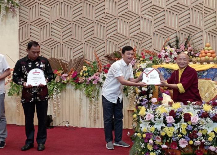 KBI Sumsel Hadirkan Khen Rinpoche Geshe Gyalten  