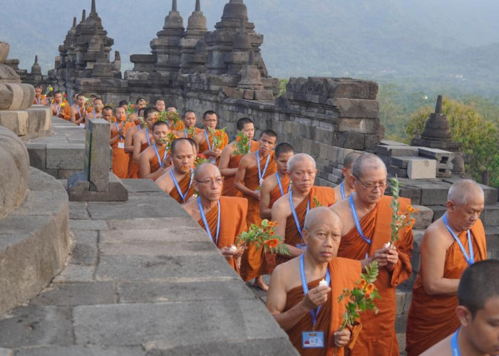 Pradaksina, Ribuan Umat Buddha Enam Negara Mengitari Borobudur