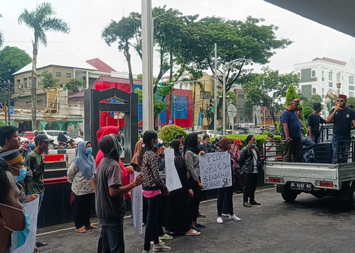 Massa Minta Walikota Pecat Kepala SD Negeri 50 Palembang, Diduga Tekait Kasus Sunat Gaji Honorer