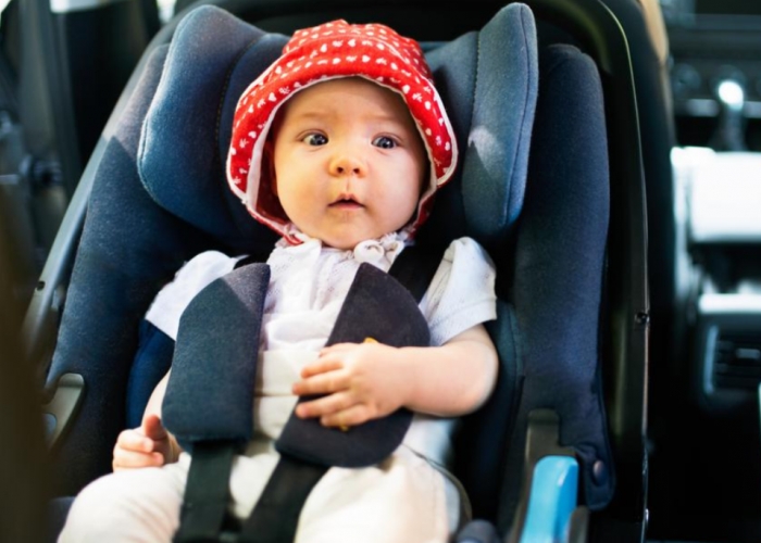 Lebih Aman Mana, Duduk di Car Seat atau Dipangku Jika Ajak Anak Naik Mobil 
