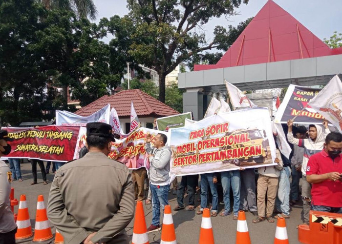 Ratusan Massa 'AMUK' Gelar Aksi di Kantor Gubernur Sumsel, Ini yang Disampaikan