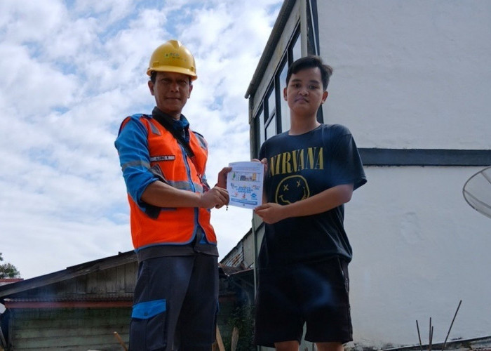 Jelang HUT RI ke-81, PLN Ingatkan Umbul-Umbul Wajib Berjarak Aman dari Jaringan Listrik
