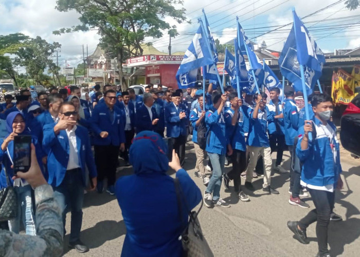 Konvoi Kendaraan Iringi Pendaftaran Bacaleg PAN ke KPU Sumsel 