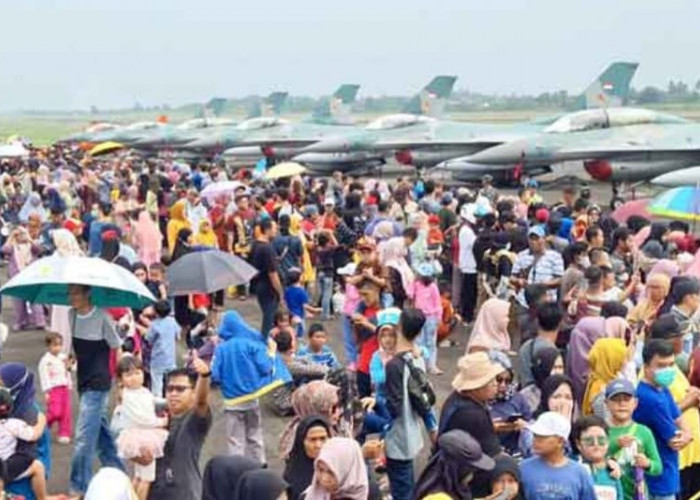 Atraksi Pesawat Tempur TNI AU F16 Jadi Hiburan Warga Palembang