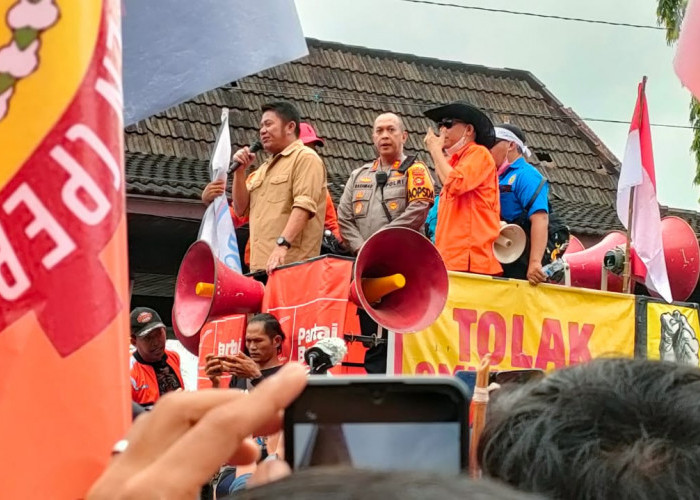 Gubernur Sumsel Herman Deru Bersama Ribuan Buruh pada Aksi Damai Peringatan Hari Buruh di Depan Kantor DPRD Sumsel, Senin 1 Mei 2023