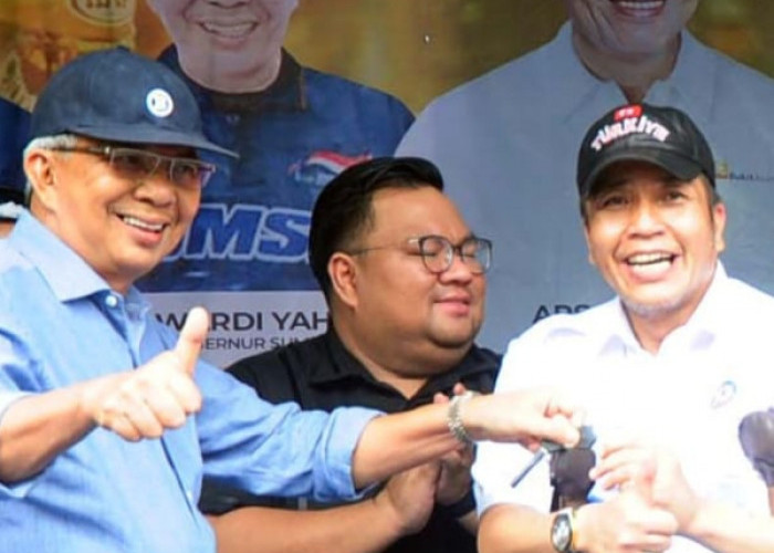 Wakil Gubernur Sumsel, Mawardi Yahya (kemeja biru) memberi apresiasi atas gelaran Drag Race Drag Bike Gubernur Champion 2023 di Jakabaring, Palembang. (Foto: Salamun Sajati/radarpalembang.disway)