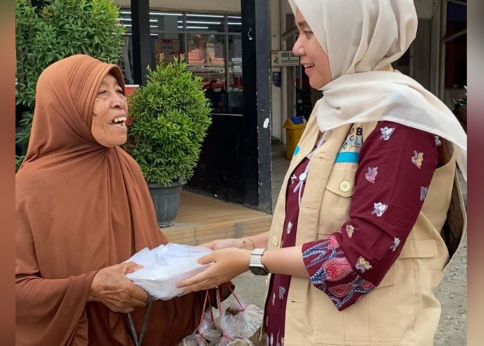 Cahaya Berkah Ramadhan, YBM PLN UP2D S2JB Bagikan Bingkisan Ramadhan dan Takjil di Wilayah Palembang