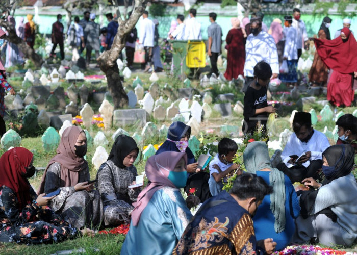 Tradisi Ziarah Kubur Menjelang Puasa, Sejumlah TPU di Kota Palembang Makin Ramai Dikunjungi Warga