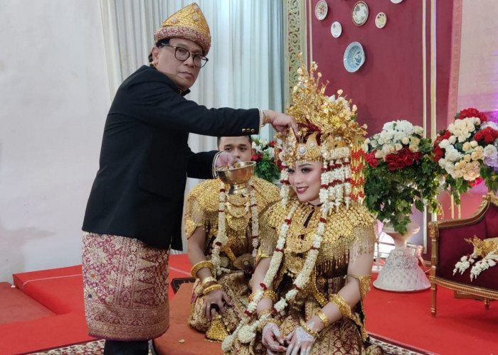 Zainal Songket Angkat Tradisi Munggah Pada Acara  Pernikahan Puterinya
