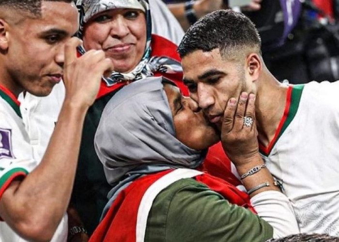 Viral Achraf Hakimi Cium Kening Ibunda Usai Menang Atas Belgia 