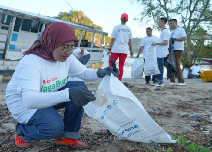 Telkomsel Jaga Bumi dan PlusTik Bersihkan Pantai dari Sampah Plastik di Labuan Bajo