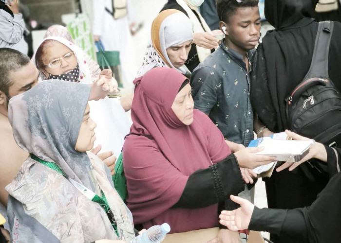 Rita Suryani Bagikan Paket Minuman dan Makanan di Pelataran Masjidil Haram