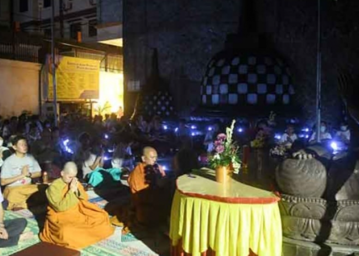 Sambut Trisuci Waisak, Ratusan Umat Buddha Meditasi di Bawah Pohon Bodhi 