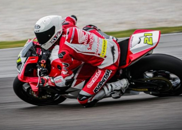 Terjatuh di Race 1, Pebalap AHRT Adenanta Bertekad Podium Pertama di Race 2 dan Juarai Kelas SS600 Hari Ini
