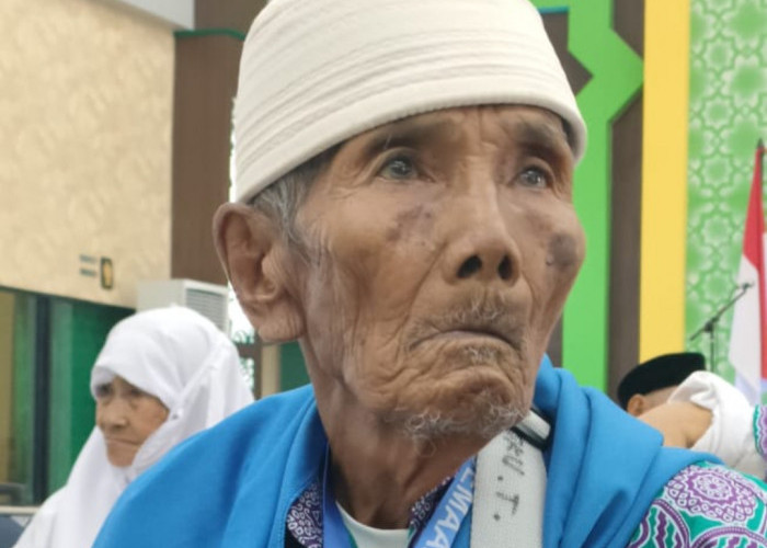 Karto Yitno, CJH Tertua Berusia 105 Tahun Kloter 1 Masuk Asrama Haji Palembang 