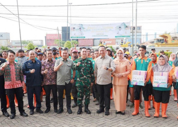 Jadi Ujung Tombak, Walikota Ratu Dewa Bagikan 511 Paket Sembako untuk PHL Perkimtan Palembang