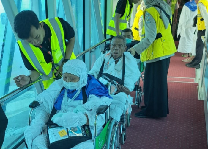 446 Jemaah Haji Kloter 10 Menuju Jeddah, Pahmin Marto Yahmin 84 Tahun Asal Belitang Tertunda Karena Sakit