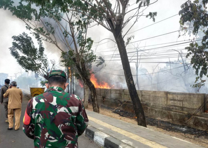Kebakaran lahan kosong di samping Trakindo Palembang 