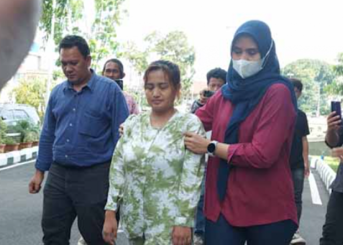 Tak Jadi Ditahan, Lina Mukherjee Keluar Polda Sumsel Dengan Baju Tidur