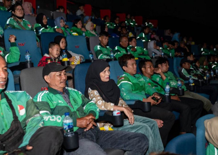 Ratusan Mitra Pengemudi Grab di Palembang Nobar Film Srimulat