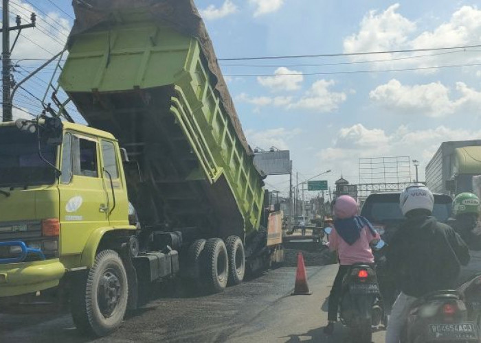 Aktivitas Pekerja Saat Perbaikan Jalan di Palembang 