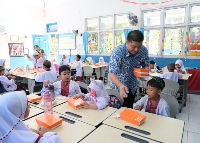 Bentuk Kepedulian  di HUT ke-21, Novotel Palembang Bagikan Ratusan Paket MBG di SDN 059 Palembang