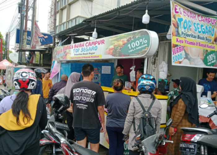 Es Buah Viral Cuma Rp5000 di Palembang Ramai Diserbu Saat Ramadan, Bebas Pilih Rasa