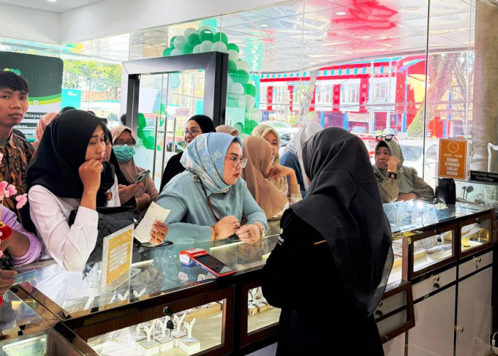 Pascalebaran, Nasabah Antre Beli Emas di Galeri 24 Pegadaian 