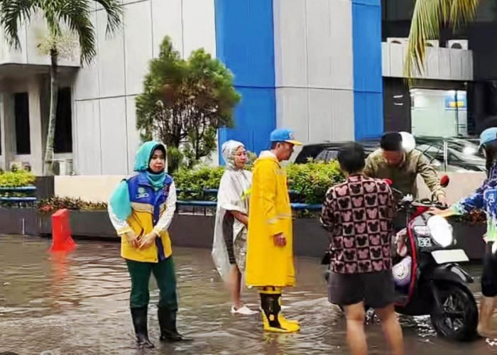 Pantau Banjir Palembang, Spontan Walikota Ratu Dewa Bantu Motor Mogok di A Rivai