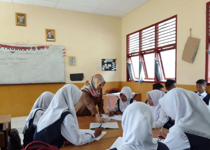 Pengembangan Keterampilan Menulis Puisi Menggunakan Sosial Media di Kelas VIII SMPN 1 Betung