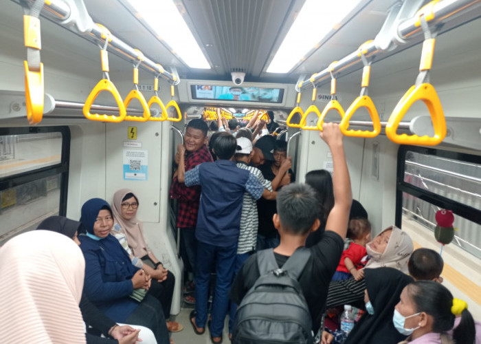 Ramai Warga Palembang Naik LRT Gratis, Peringatan Hut Bhayangkara ke 77