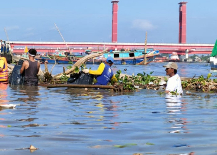 Beberes Sungai Musi, Kilang Pertamina Plaju dan Masyarakat Kumpulkan 3 Ton Sampah
