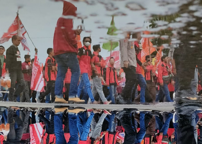 Gubernur Sumsel Herman Deru Bersama Ribuan Buruh pada Aksi Damai Peringatan Hari Buruh di Depan Kantor DPRD Sumsel, Senin 1 Mei 2023
