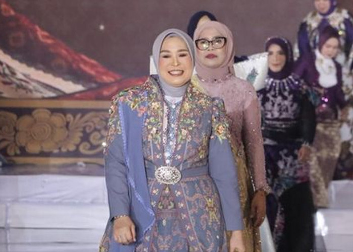 Tampil Memukau, Ketua PKK Palembang Peragakan Songket Khas Sriwijaya di Fashion Show Wastra Sumsel 