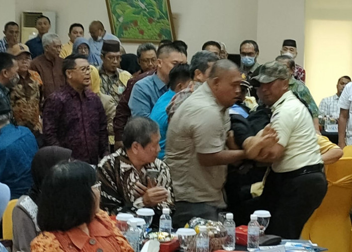 Proses evakuasi Habib Abdullah Saggaff ke RSI Siti Khadijah Palembang.