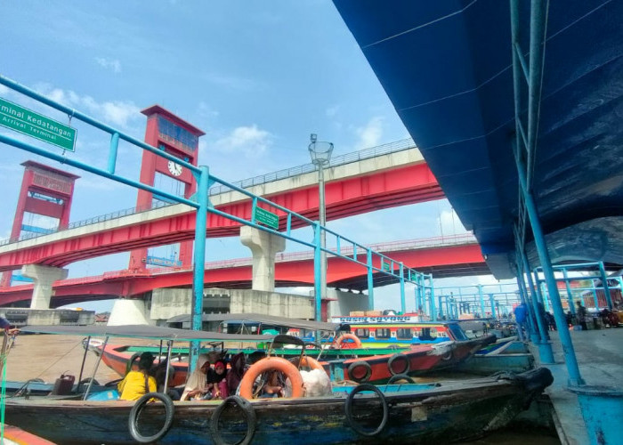 Aktivitas  Angkutan Air di Dermaga Pelabuhan 16 Ilir Palembang Jelang Idul Adha 1444H/2023