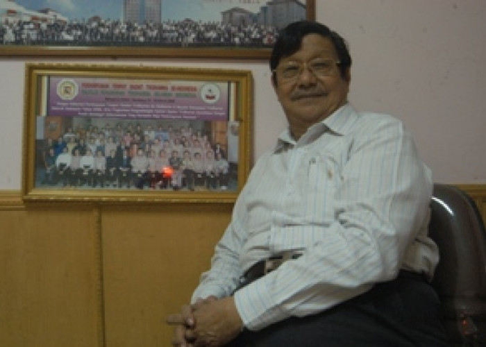 Chandra Husein, Ketua Martresia  Komda Sumsel,Memberi Layanan Pada Masyarakat